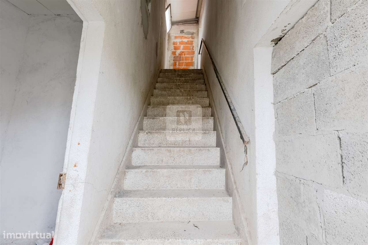 Armazém com Dois Pisos e Estacionamento próximo ao Colégio do Sardão - Grande imagem: 5/20