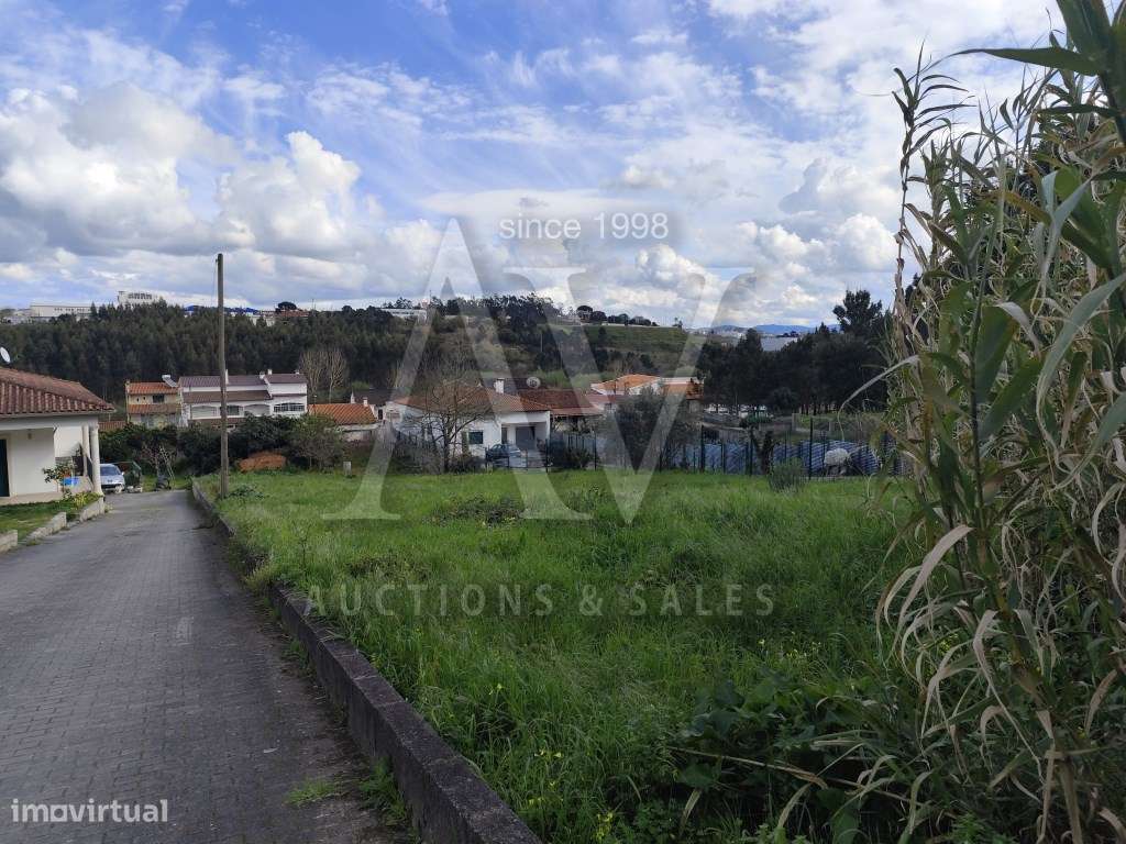 Terreno nos Parceiros, com projeto aprovado para 3 moradias em banda - Grande imagem: 2/17