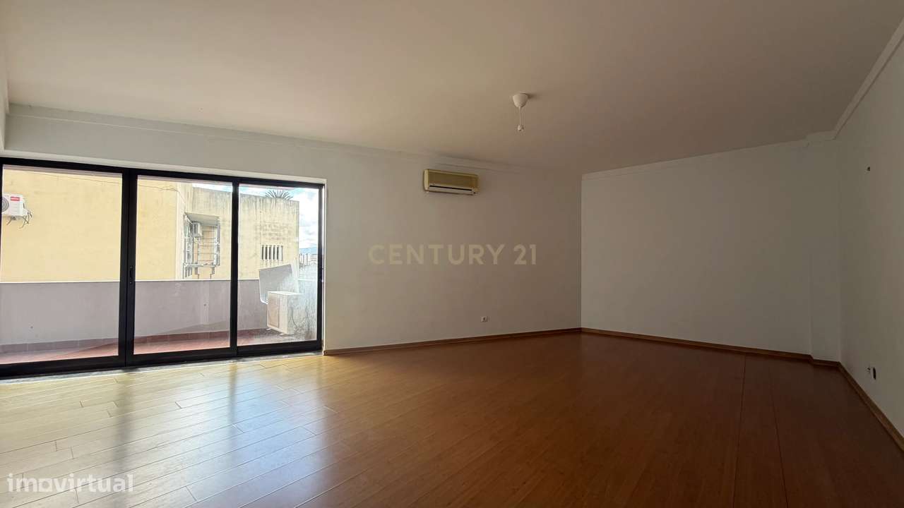 Apartamento T3 com Varanda, Arrecadação e Três Lugares de Parqueamento-4