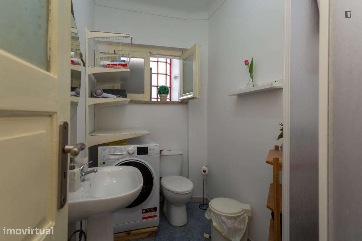 Quarto - localizado em Anjos Lisbon - Grande imagem: 3/8