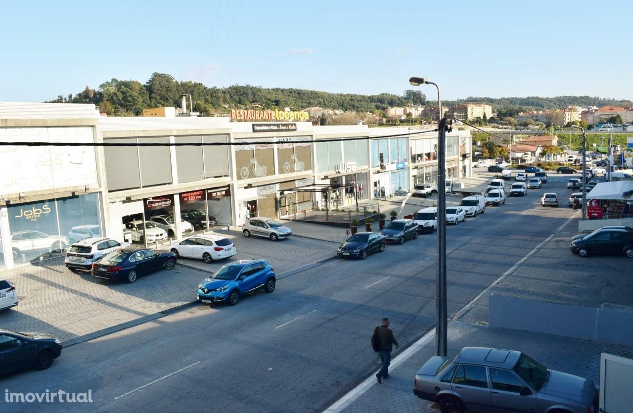 Armazém novo com cais de carga coberto, a 100m do nó A29, Canelas!