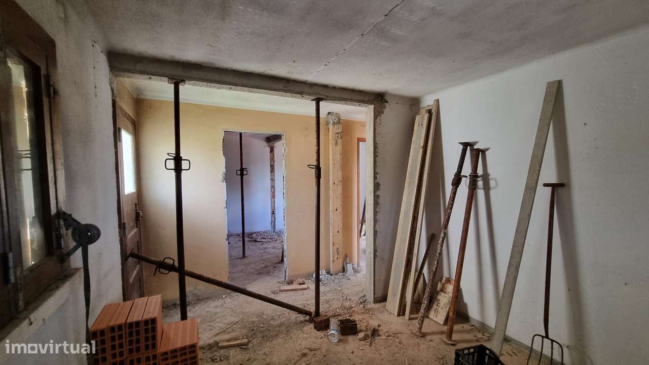 2 Moradias para remodelar com logradouro - Carvalhal Benfeito-17