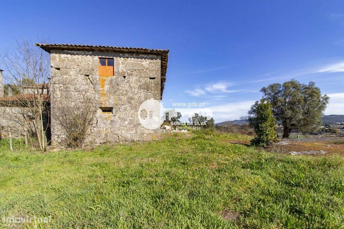 Duas moradias para restauro em Lago - Grande imagem: 5/19