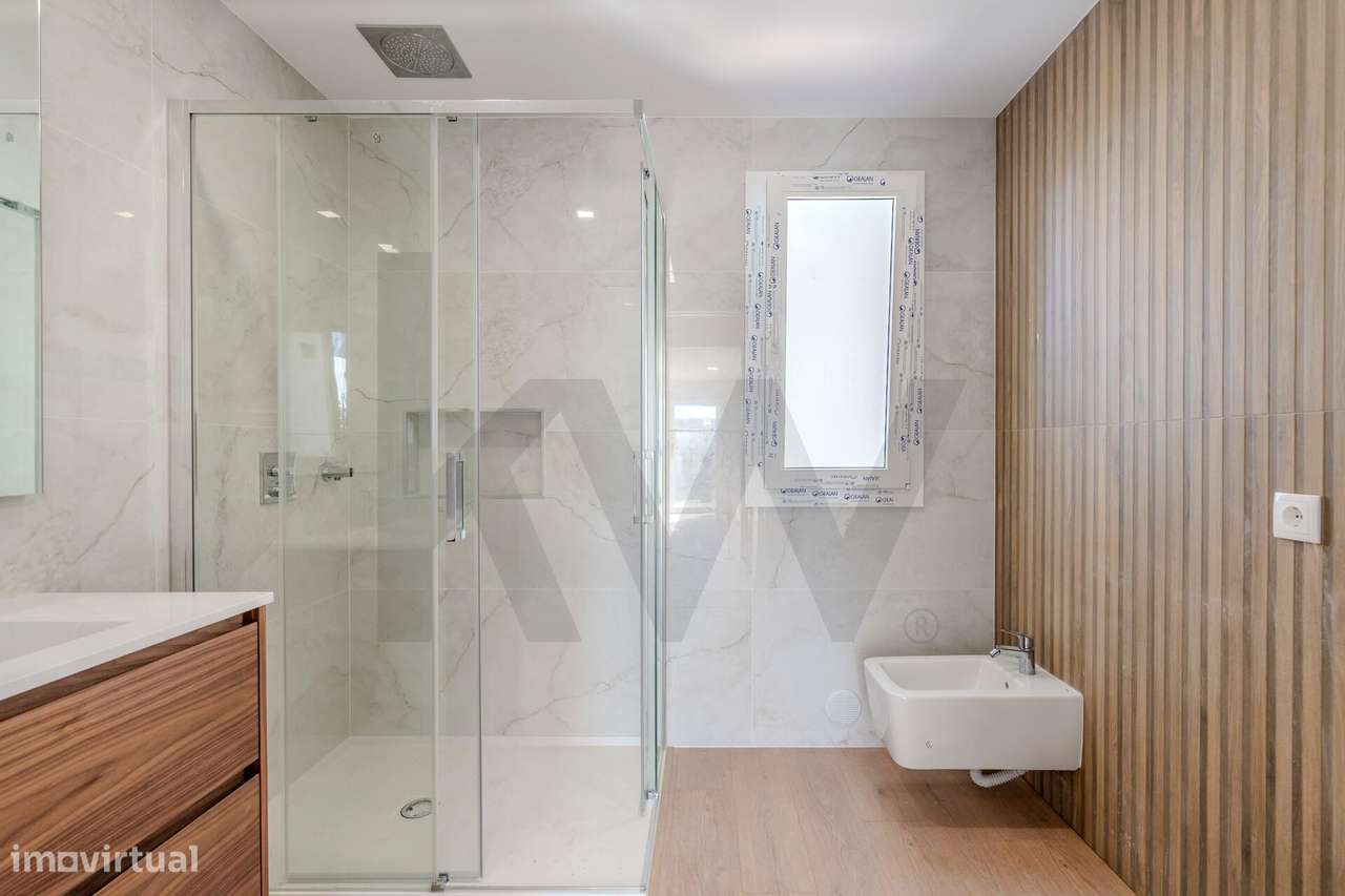 Moradia T4 (+1) em Condomínio Fechado em Cascais com jardim e piscina-16