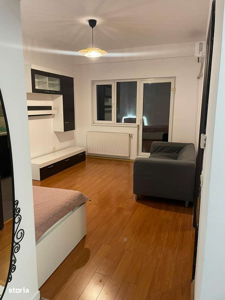 Garsoniera mobilata cu spatiu birou si bucatarie inchisa - Imagine principală: 5/12