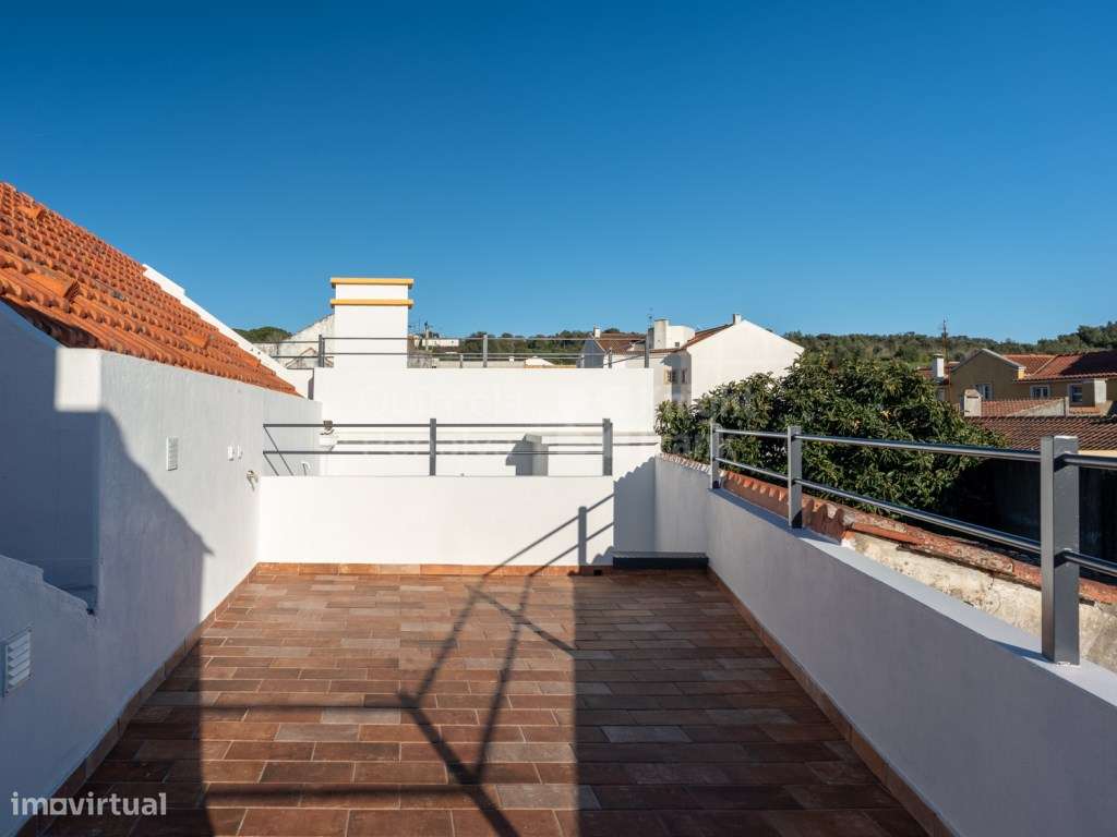 Moradia T3 renovada com varanda e terraço em Santiago do Cacém - Grande imagem: 2/27