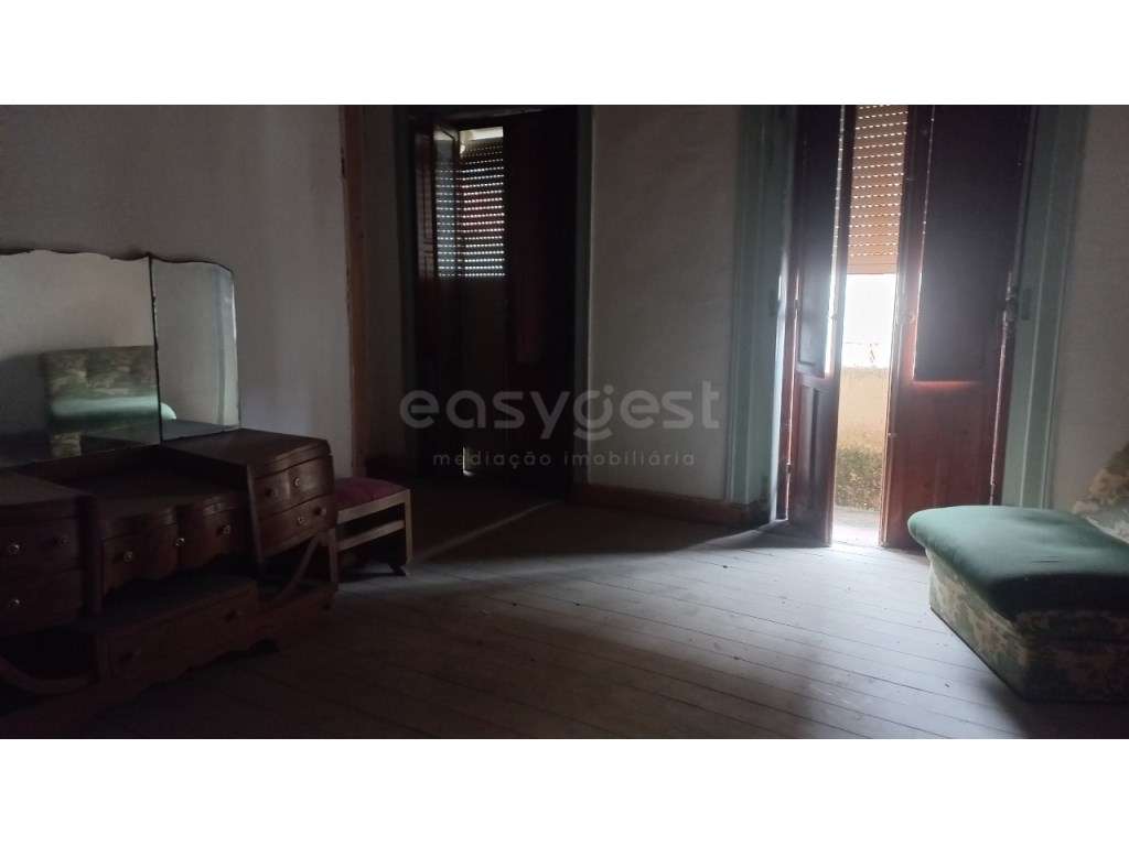 Moradia T2 para remodelar no Centro de Amiais de Baixo.-11