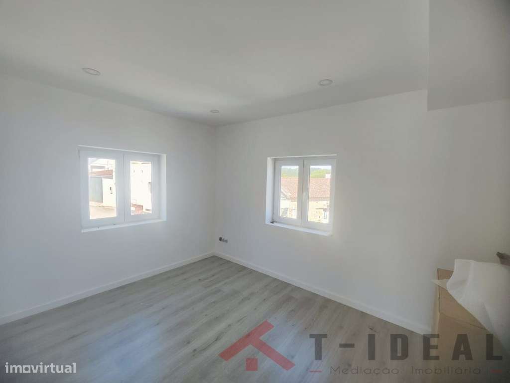 Moradia T3 Renovada com Espaço Exterior-12