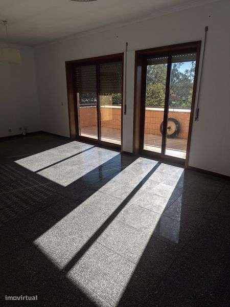 T2 com duas frentes,  terraço e garagem fechada - Grande imagem: 2/12