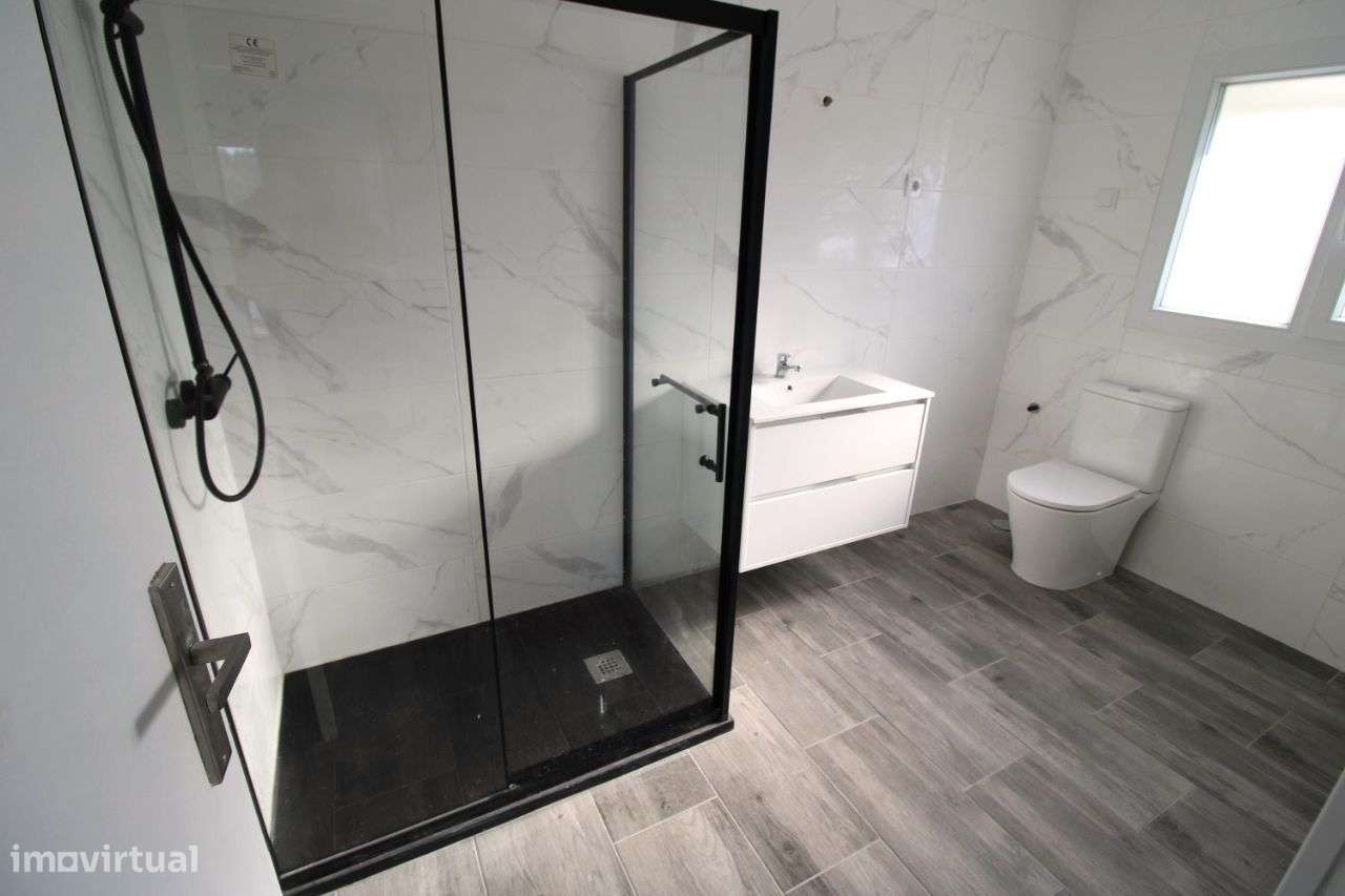 T4 = 2 apartamentos T2+T1 garagem Barracão rende 1200/1650 € - Grande imagem: 5/28