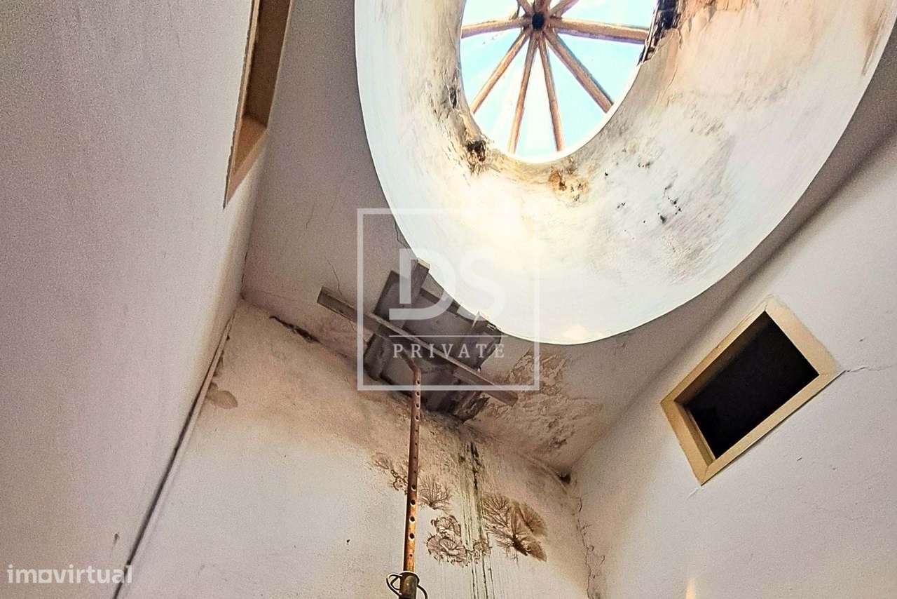 Prédio para Renovação na Sé do Porto – Oportunidade Única no Coração H-8