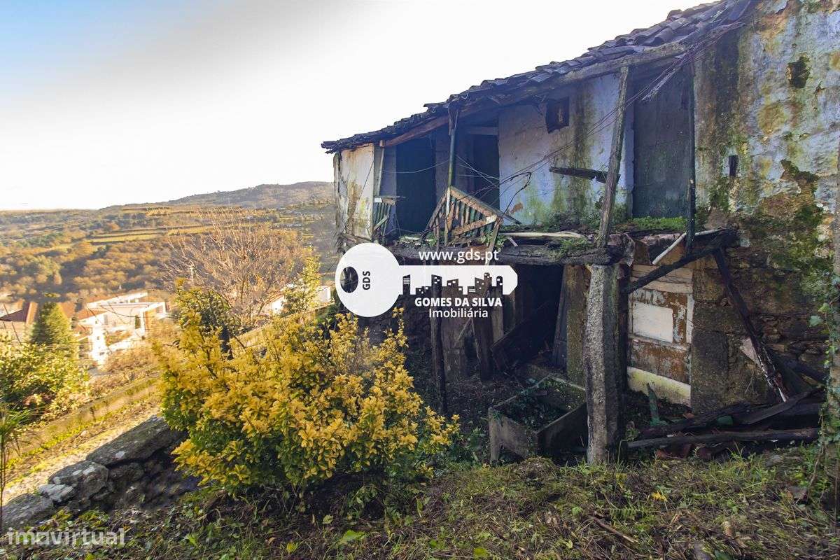 Duas moradias para recuperar com terreno de 1240m2 - Grande imagem: 1/21