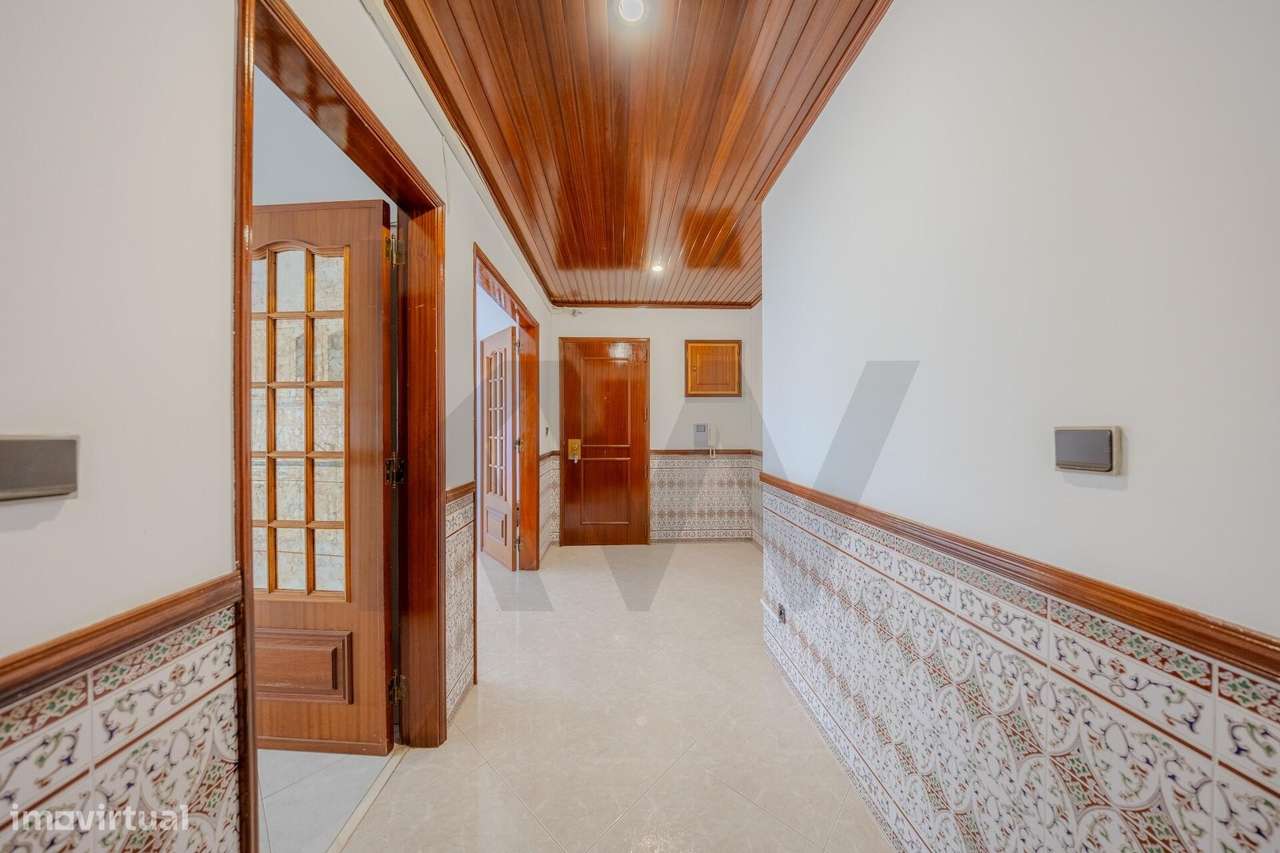 Arrendamento Apartamento T2 Queijas. Espaçoso e Luminoso - Grande imagem: 3/28