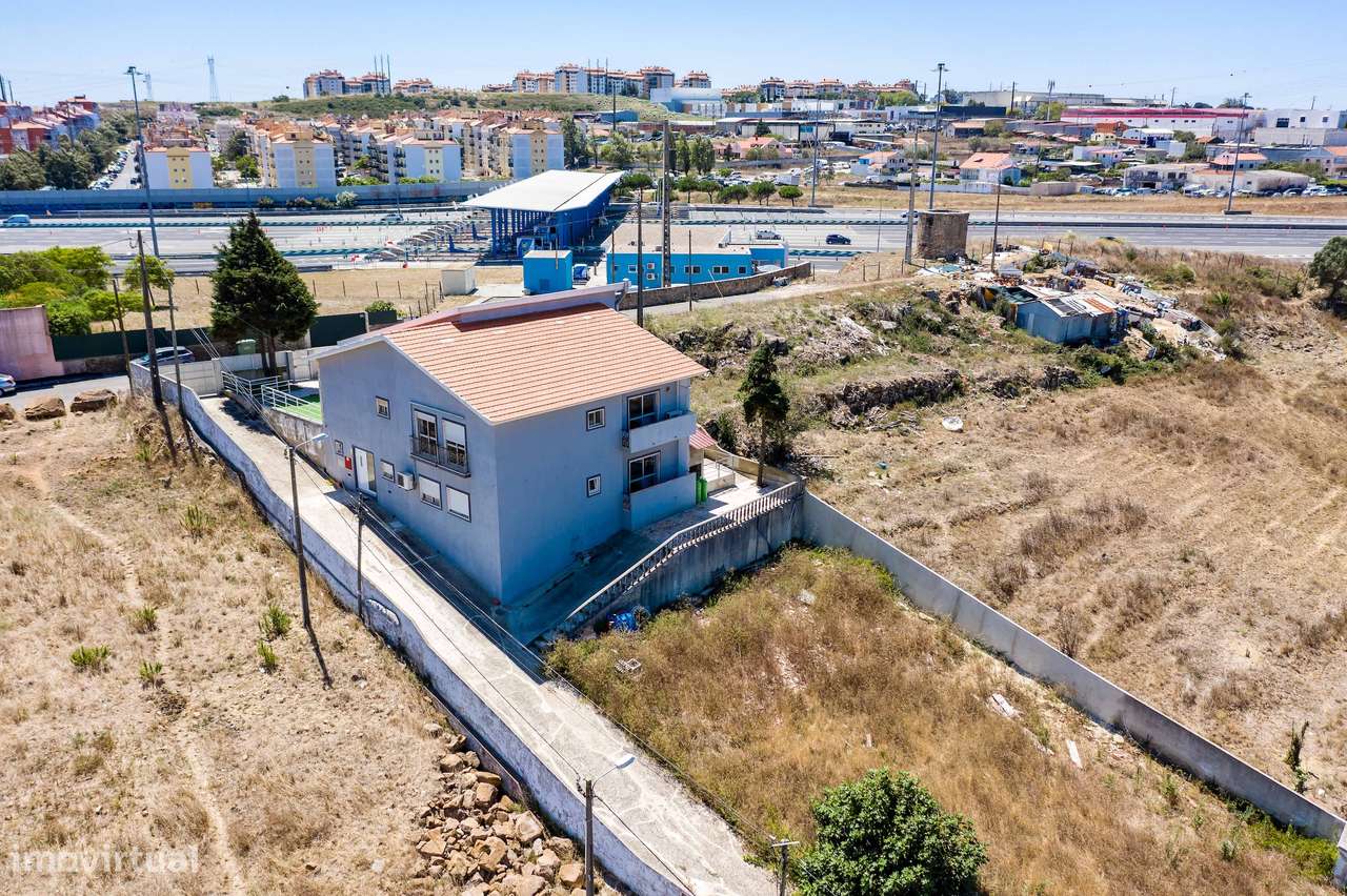 Moradia Espaçosa com Terreno, Vista Desafogada e Excelente Conforto-22