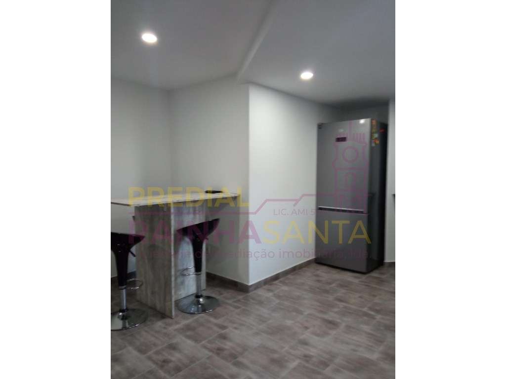 Prédio c/ três apartamentos T4 e lavandaria - Coimbra-3