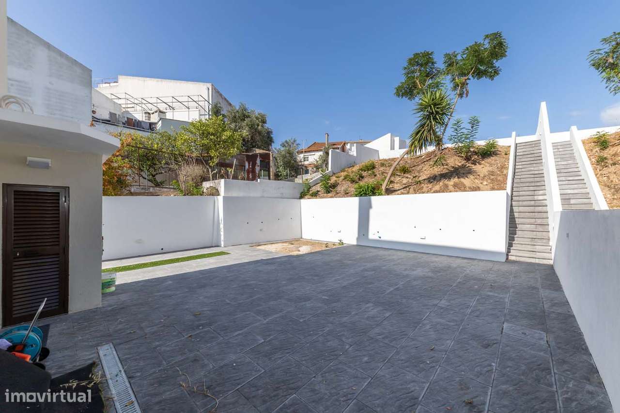 T3 NOVO – Apartamento com Espaço Exterior Único de 500 m² no Seixal-23