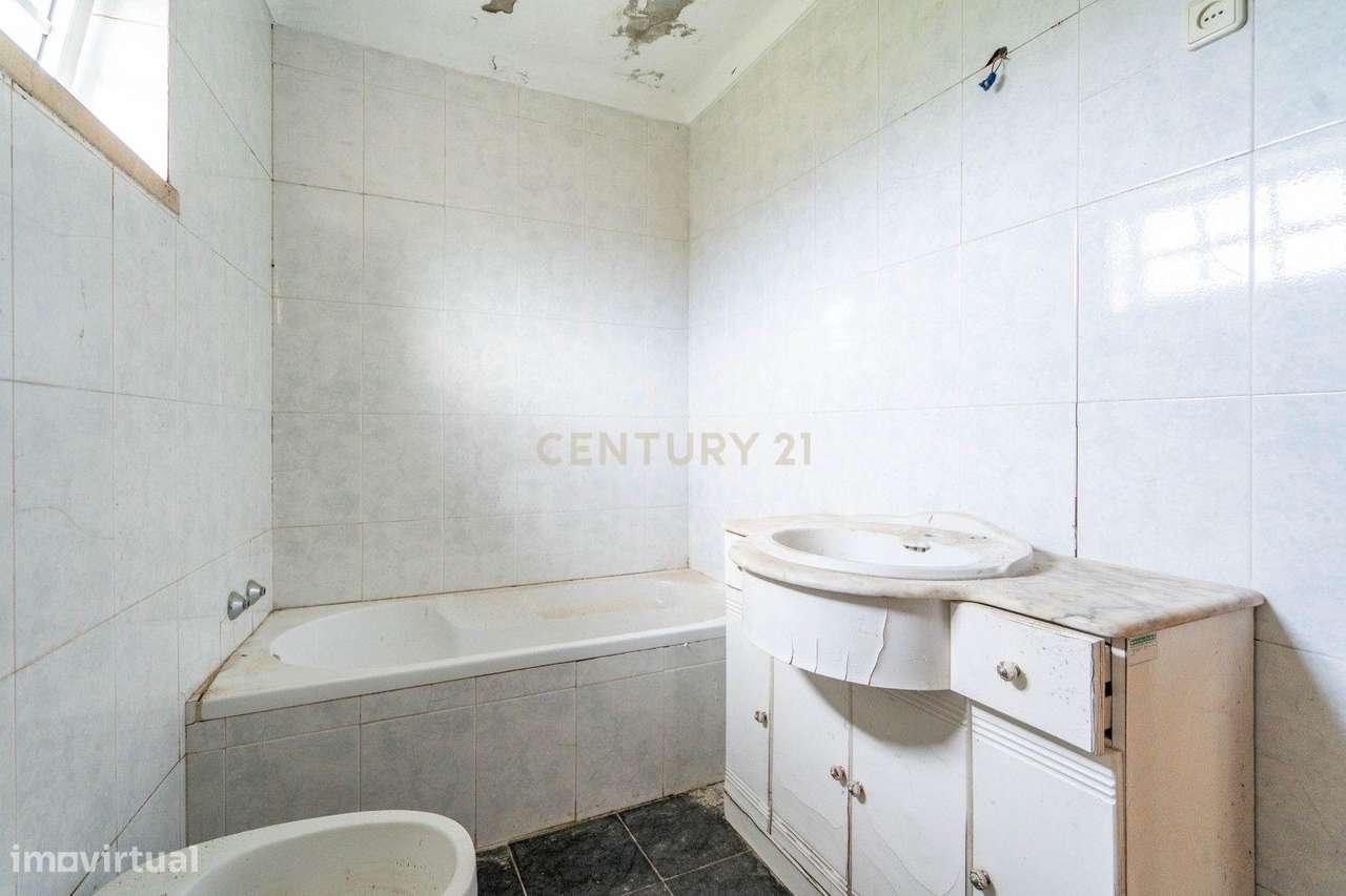 Moradia de dois pisos de tipologia T4 com terreno-36