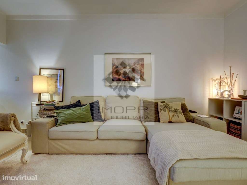 Apartamento T2 com varanda no centro de Carnide-3