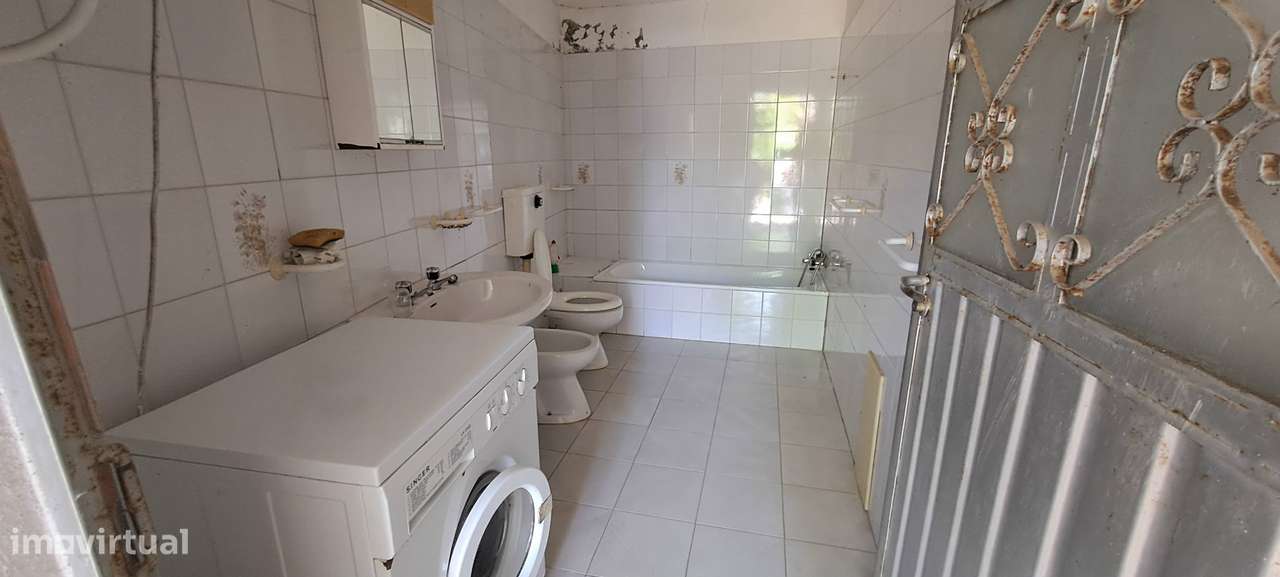 Moradia para restaurar com terreno em S. Martinho de Angueira-16