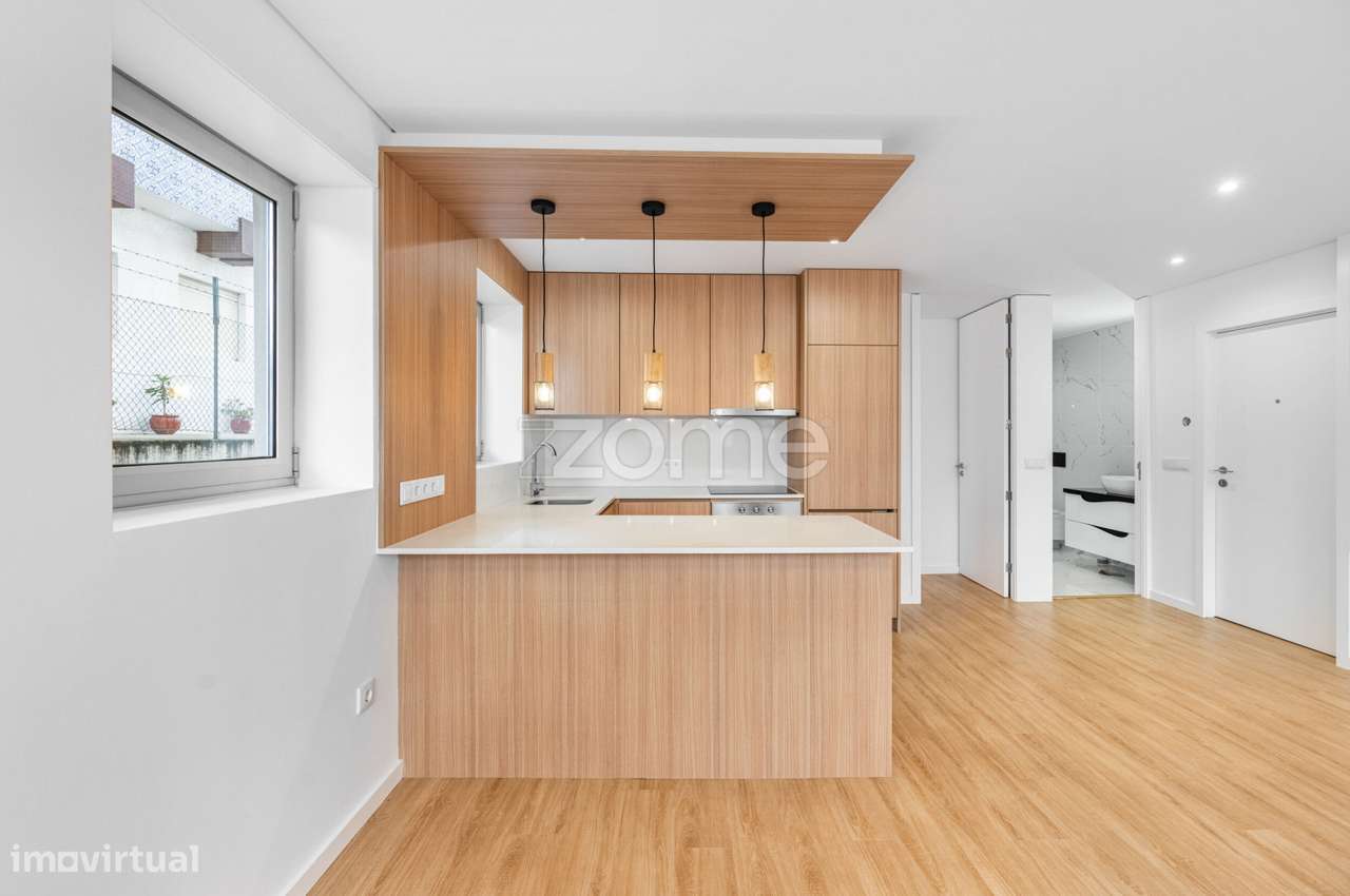 Apartamento T1 totalmente renovado, com varanda e lugar de garagem-3