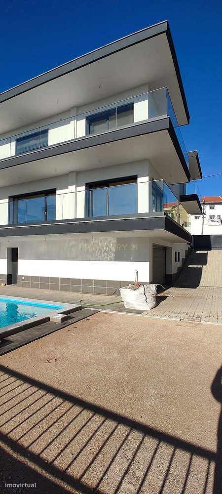 Moradia T4+1 Contemporânea com Piscina-38