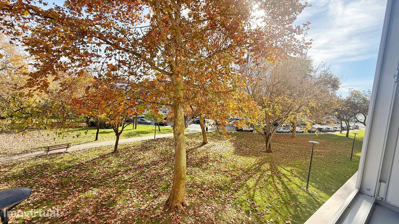 Apartamento T2 Totalmente Remodelado com Suite e Varanda-25