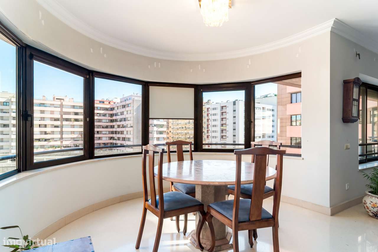 Apartamento T3+1 no Atlanta Park – Laranjeiras, Lisboa-1