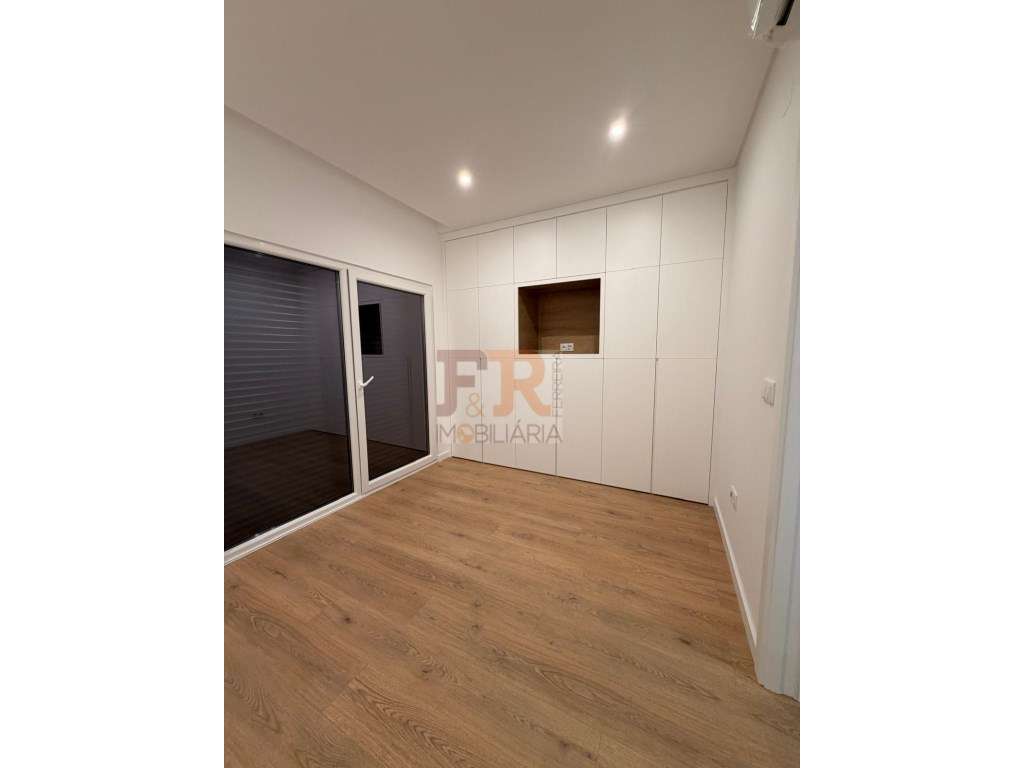 Moradia Geminada Gaveto T3 com Garagem Quinta do Conde-31