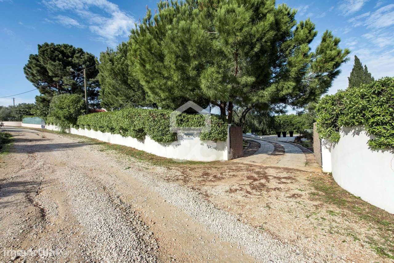 Moradia T4 independente com piscina e terreno em Alcantarilha-24