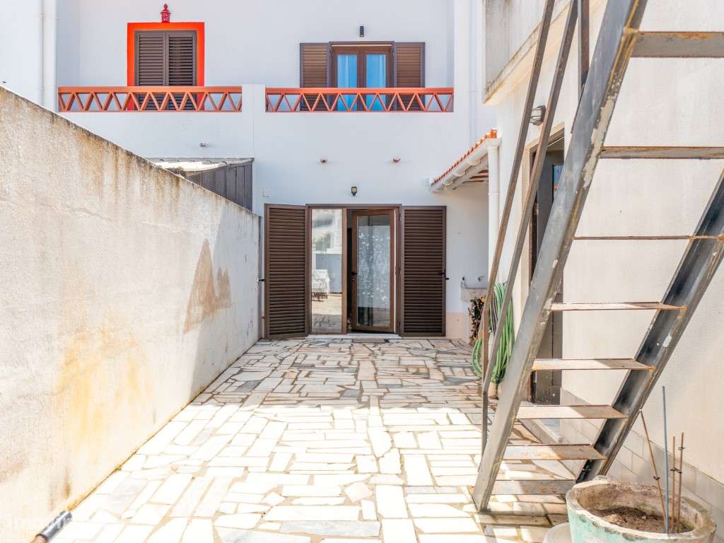 Moradia de rés do chão e 1º andar com Garagem-44