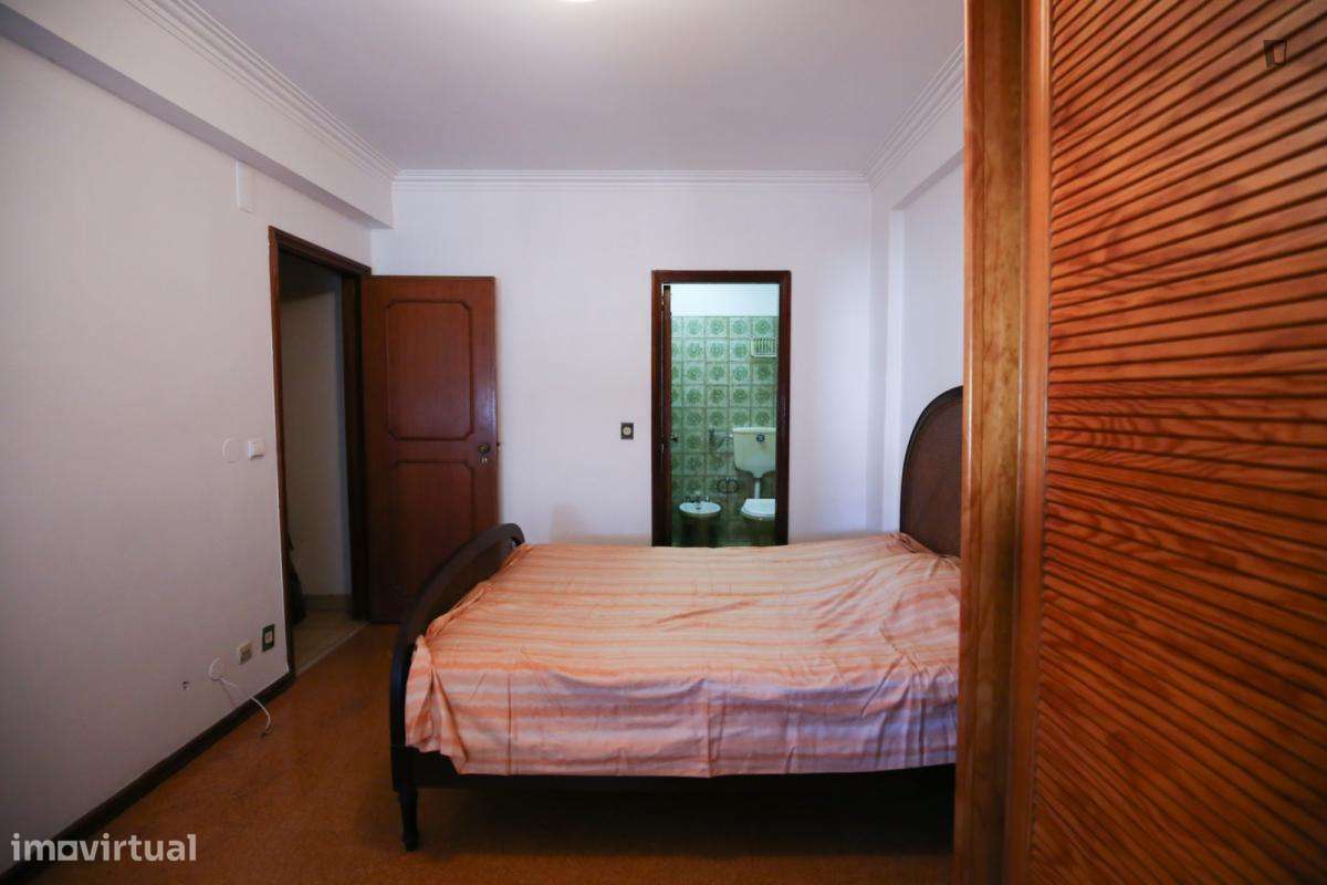 Quarto - localizado em Benfica Lisbon - Grande imagem: 4/10