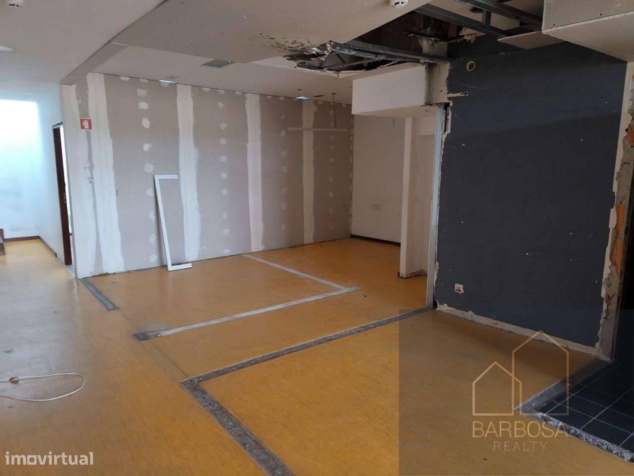 Loja de rua c/ 2 pisos, 3 WCs, 227m2 - zona movimentada Porto-11