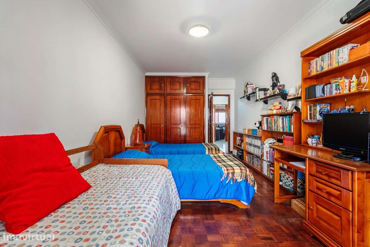 Apartamento T2 c/ 2 Lugares de Estacionamento e Terraço c/ 30m2 em Mem-36