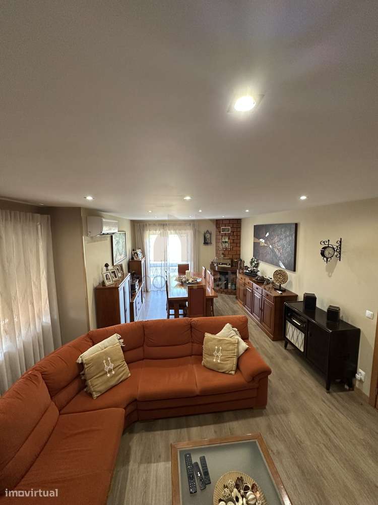 T3 Renovado com Excelente Localização em Rio Tinto-4