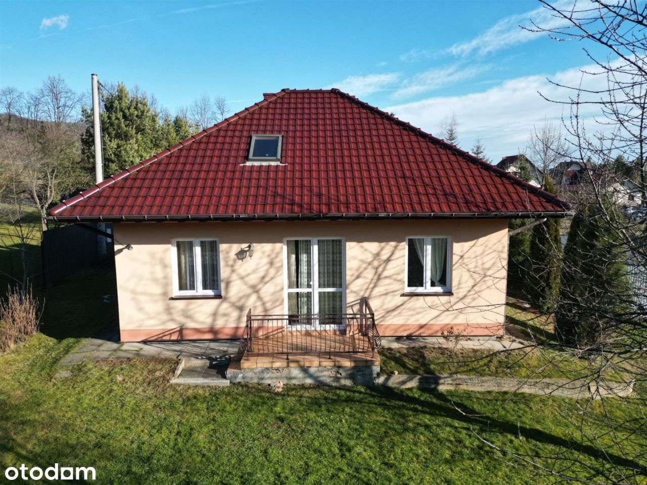 Mały, funkcjonalny dom z 6 arową działką.-11