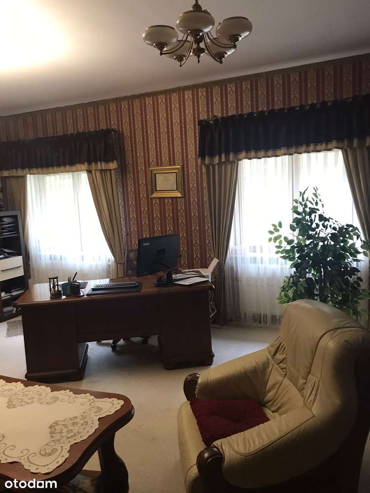 Przestronny dom z ogrodem i garażem-10