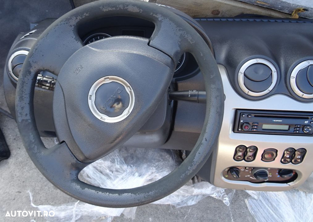 Plansa de bord Dacia Sandero Stepway din 2010 cu airbag volan si pasager - 3