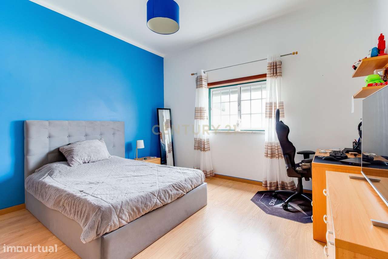 Prédio com 2 apartamentos+garagem+terreno-37