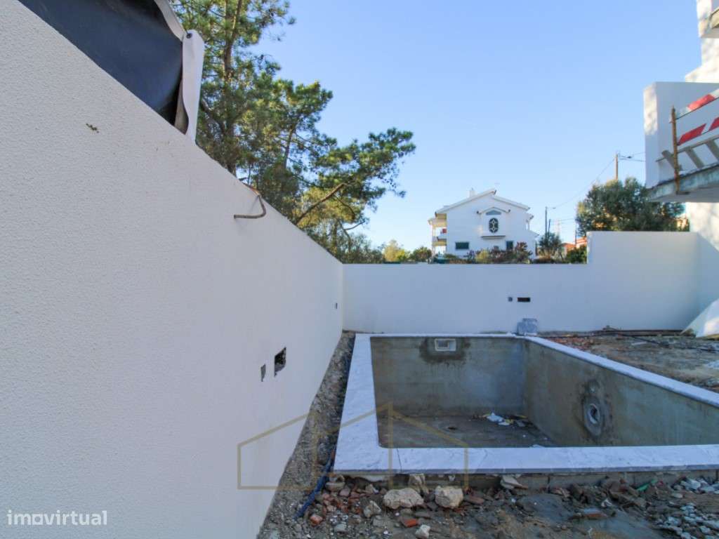 Moradia T4 Geminada com piscina na Sobreda-33