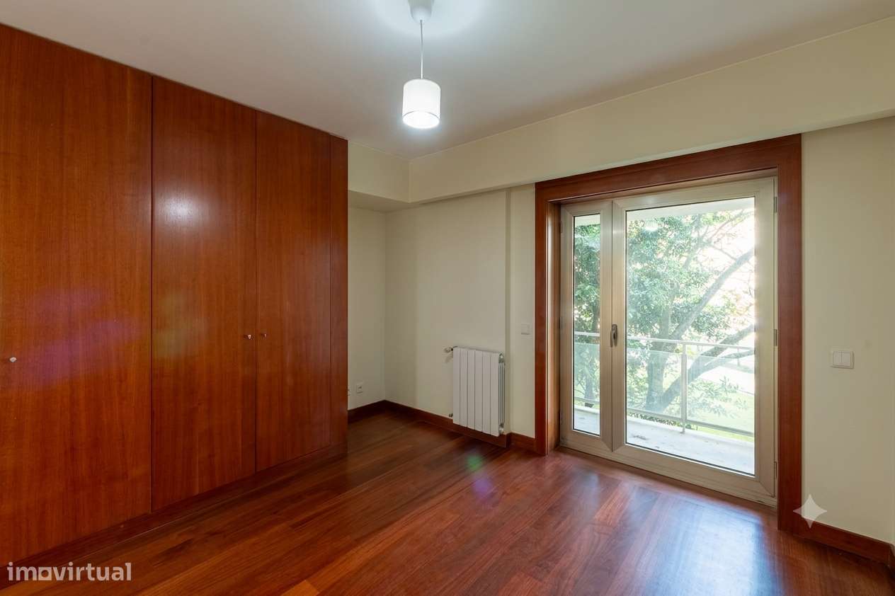 Apartamento T5 com 4 casas de banho e garagem-41