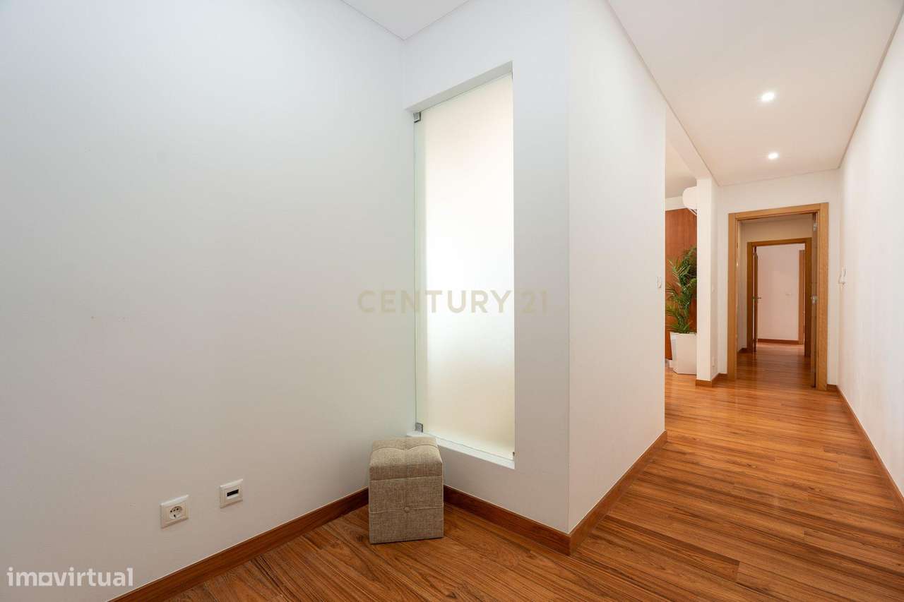 Apartamento de tipologia T3, com 2 varandas, 2 WC e box para 4 viatura - Grande imagem: 5/59