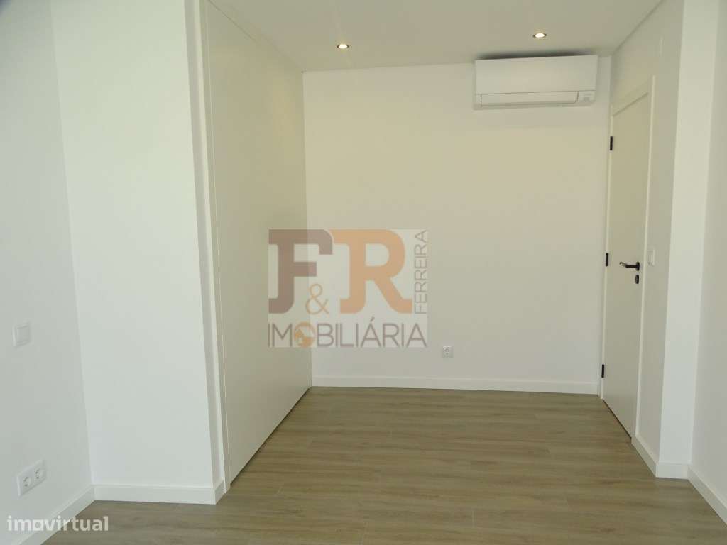 PRONTA!! Moradia Duplex T4 com Garagem, Quinta das laranjeiras Fern...-43