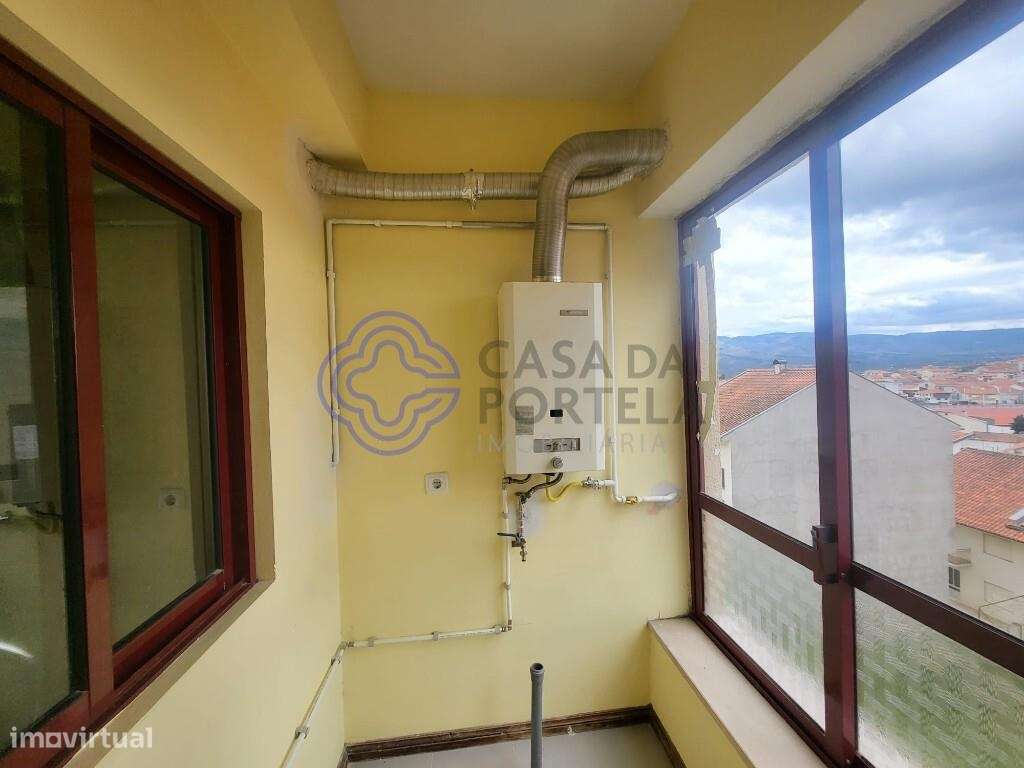 Apartamento T3, num 3º andar, no centro de Macedo de Cavaleiros. - Grande imagem: 4/10