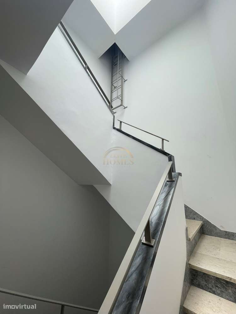 Apartamento T5 convertido num Luxuoso T3 – Av. Conde Valbom, Avenidas-19