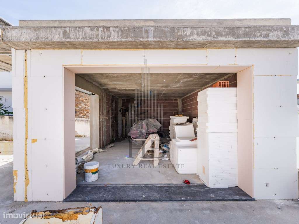 Moradia T4 de Luxo com Piscina Privativa e Jardim | Mafra-40