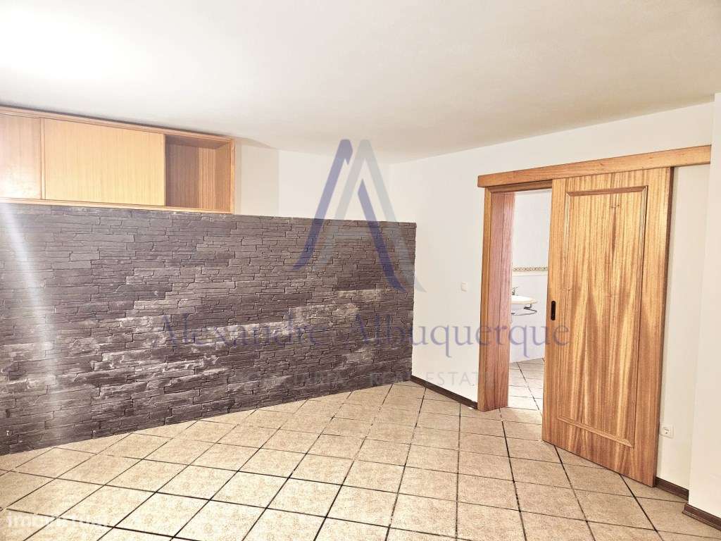 Moradia Isolada com Piscina T3+2-33