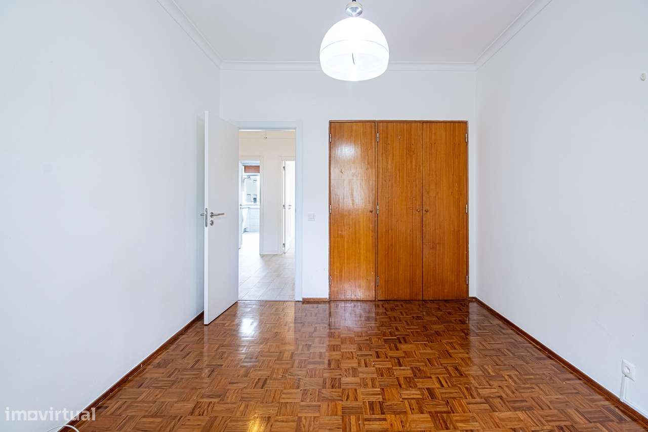 Apartamento T2 com garagem na Amora-9