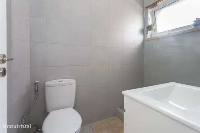 APARTAMENTO | 2 Quartos | 1 Casa de Banho | Renovado | Arrecadação | �-25