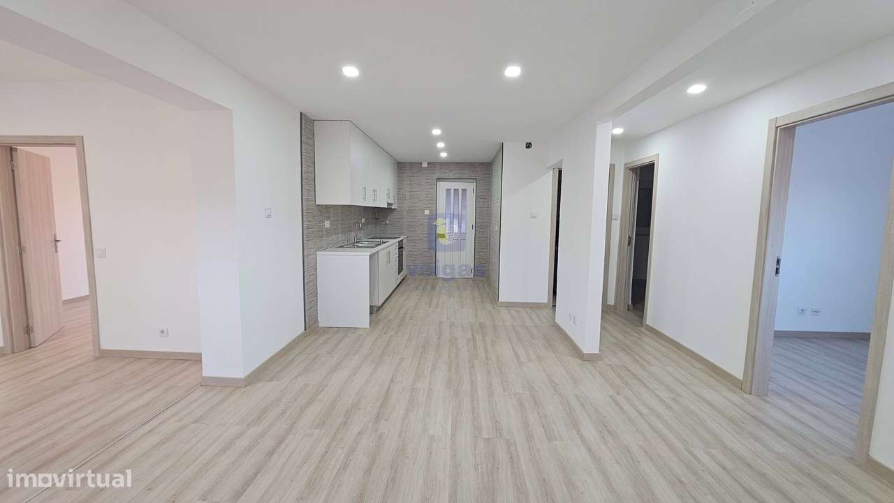 Edifício para Habitação e Comércio - Moradia T3 Renovada c/ Terraço e-27