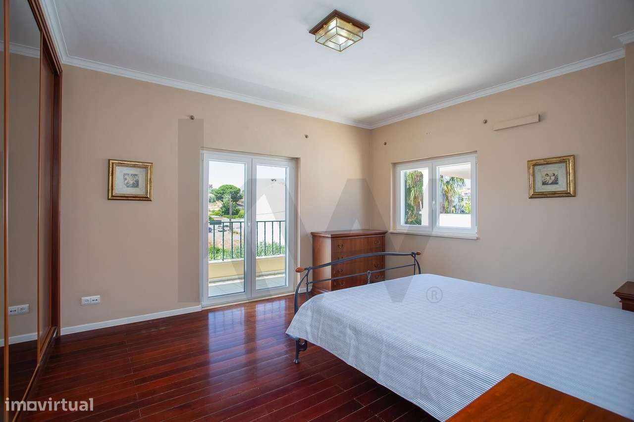 Moradia Isolada | 5 Quartos, Jardim, Garagem para 4 Carros-33